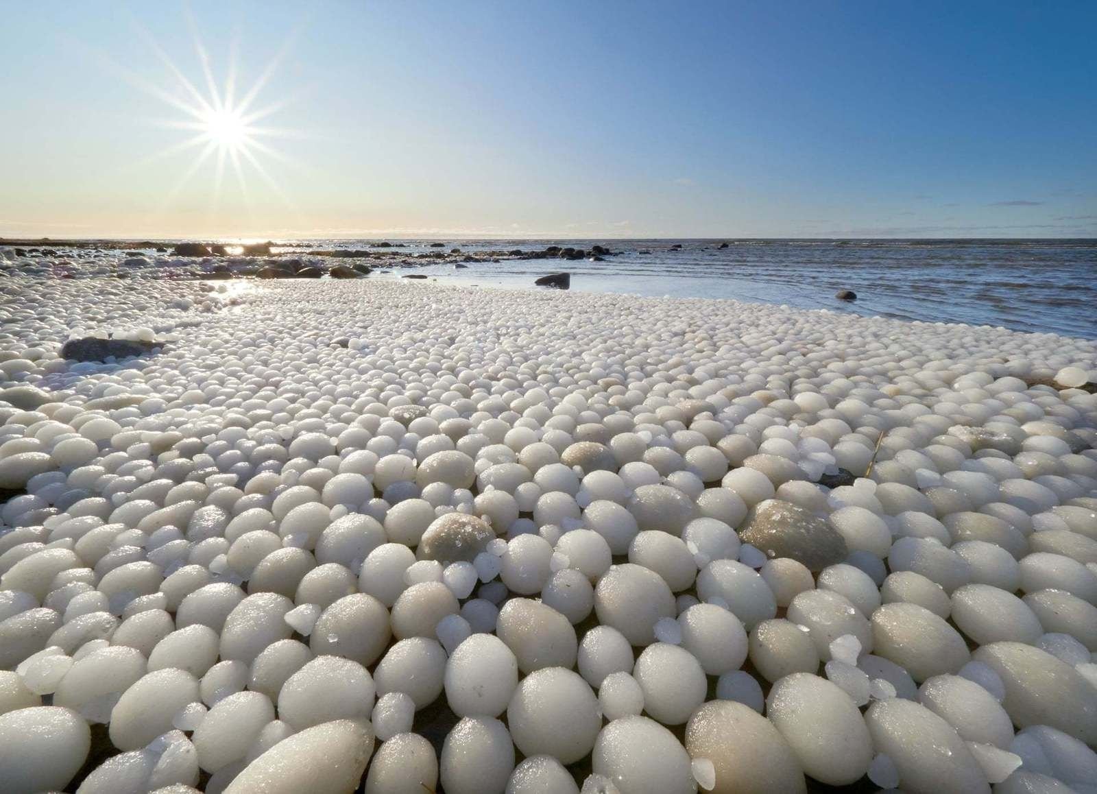 Финландын эрэгт олон мянган “мөсөн өндөг” бий болжээ