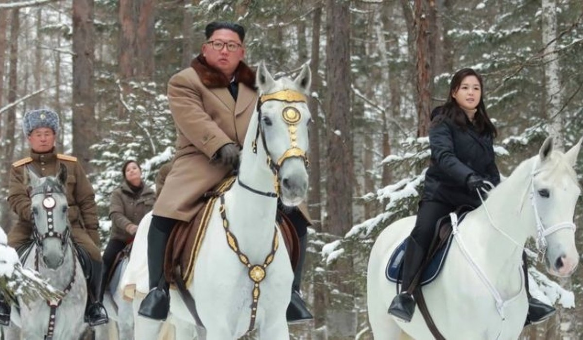 Ким Жон Ун эхнэрийн хамт цагаан морьд хөлөглөн ууланд гарчээ