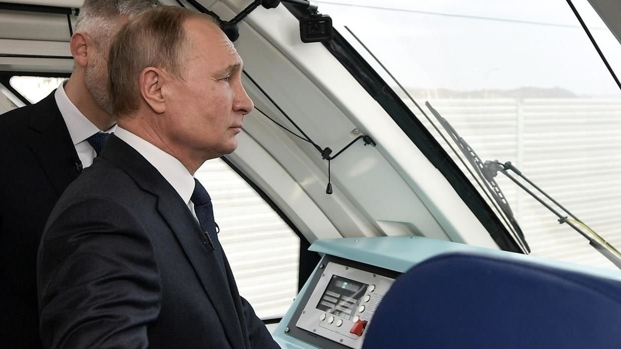 Владимир Путин эх газартай Крымийг холбосон төмөр замыг нээж, анхны зорчигч нь болов