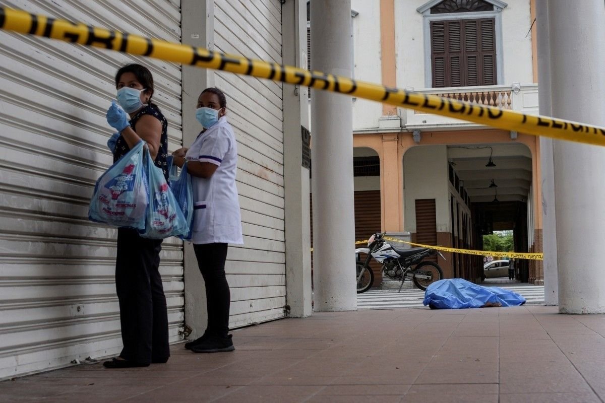Эквадорт Covid-19 өвчнөөр нас барсан хүмүүсийн цогцос гудамжинд хаягдаж байна